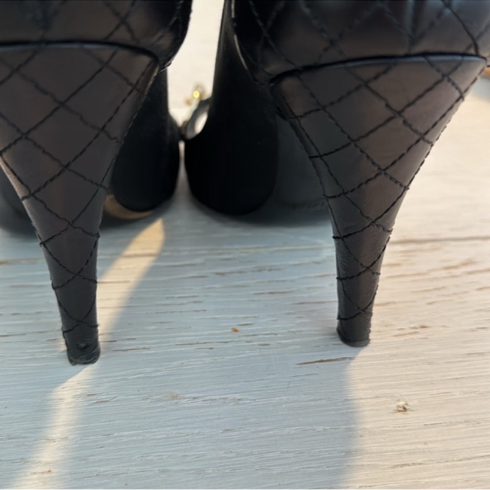 CHANEL Elegant Black Peep-Toe Heels with Gold Chain and CC Charm - Picture 10 of 14